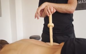 Akupressur am quadratus lumborum mit dem Trigger Master One